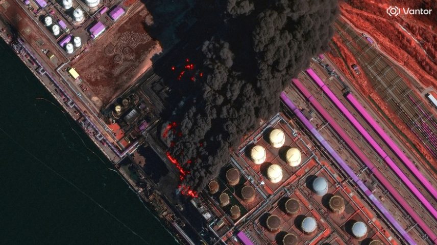 Imagem de satélite mostra fumaça subindo do porto russo de Ust-Luga, no Mar Báltico — Foto: Vantor/Divulgação via Reuters