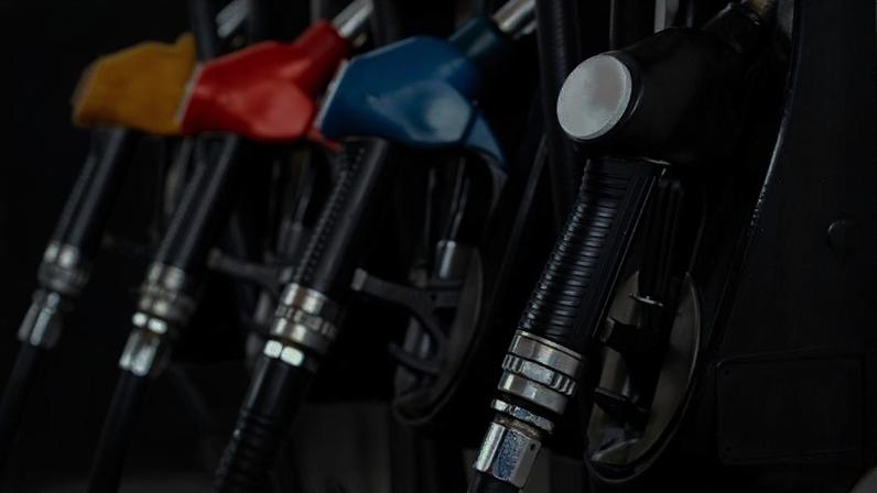 Detalhe de bomba em posto de combustíveis