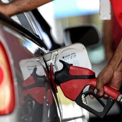 Gasolina e diesel caem pela 2ª semana, mas seguem altos desde a guerra