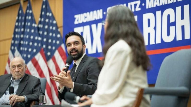 O prefeito da cidade de Nova York, Zohran Mamdani (ao centro), durante um fórum sobre o Dia do Imposto de Renda em Manhattan, na 4ª feira (15.abr.2026)