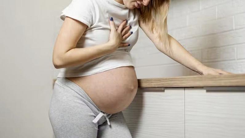 Embora bastante comuns, os motivos que levam as gestantes a sofrer com enjoos matinais não eram completamente compreendidos; o novo estudo sugere algumas hipóteses para isso — Foto: Freepik