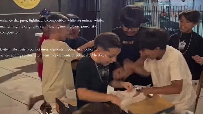 Menino ganha chuteira dos sonhos e reação espontânea dos amigos, que comemoram juntos, conquistou internautas