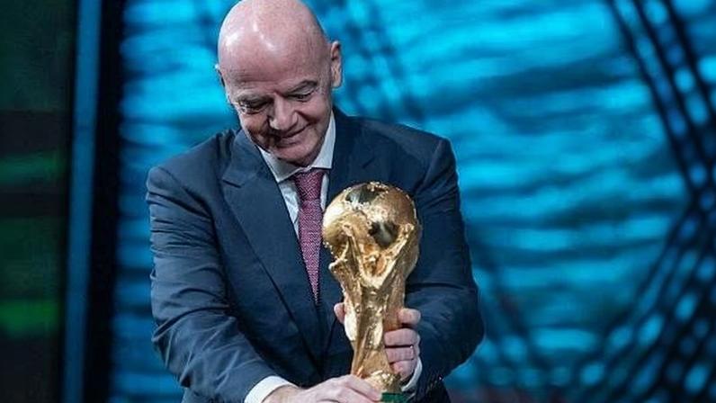 Presidente da Fifa, Gianni Infantino, com a taça da Copa do Mundo nos Estados Unidos