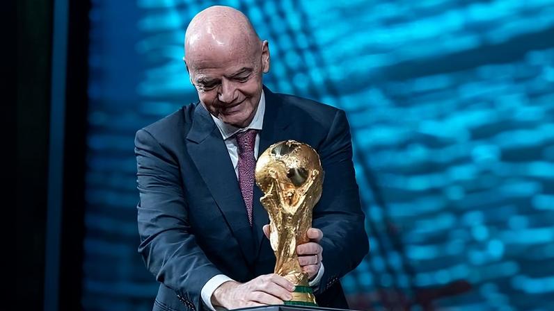 Presidente da Fifa, Gianni Infantino, com a taça da Copa do Mundo nos Estados Unidos