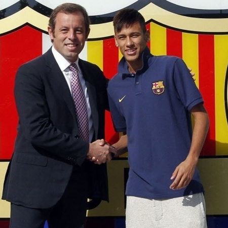 Neymar com o então presidente do Barcelona, Sandro Rosell, em 2013