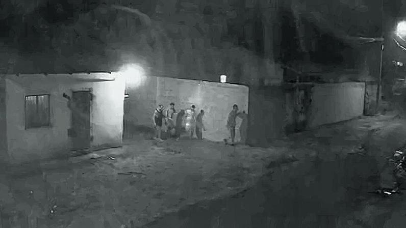 Imagens de câmeras de segurança mostram os foragidos circulando por volta de meia noite