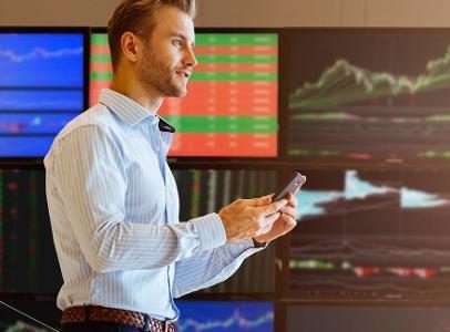 Dólar em torno de R$5: é momento de investir no exterior?