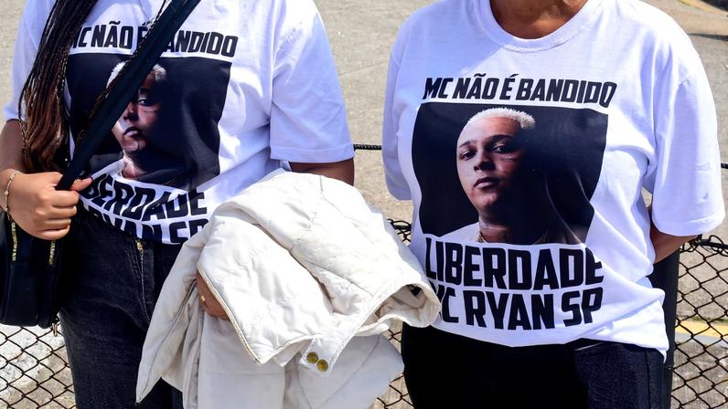 Familiares de MC Ryan SP exibem camiseta pedindo liberdade para o funkeiro na porta do CDP do Belém, na Zona Leste de São Paulo. — Foto: Edu Araújo/Agnews