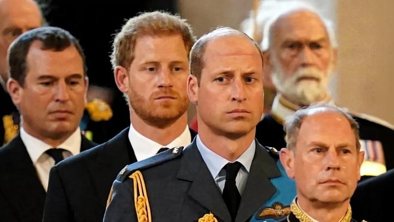 Foto colorida de homens com ternos e roupas militares em fila - Metrópoles