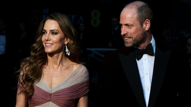 Foto colorida de dois homens e duas mulheres passando em um tapete vermelho - Metrópoles