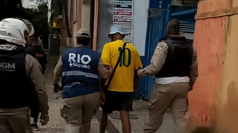 Na imagem, idoso é conduzido por guardas municipais à 12ª Delegacia de Polícia