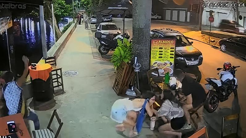 Imagens de câmeras de segurança registram o momento em que o suspeito retorna armado ao quiosque na Praia da Bica, na Ilha do Governador, e efetua disparos após discussão.