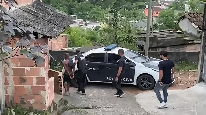 Vídeo mostra homem arrastando corpo de cachorro pelas ruas de Magé; caso levou à prisão do suspeito.