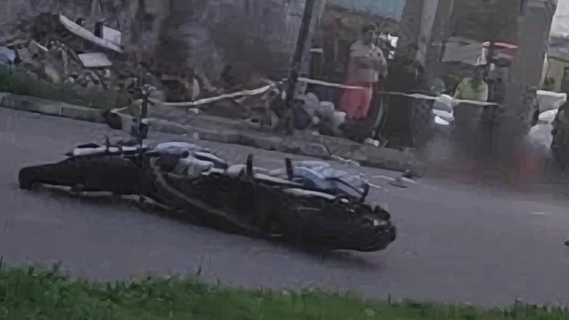 Segundo a PM, quatro pessoas ocupavam uma motocicleta quando em determinado momento o condutor, que não possui CNH, perdeu o controle do veículo e colidiu contra um poste