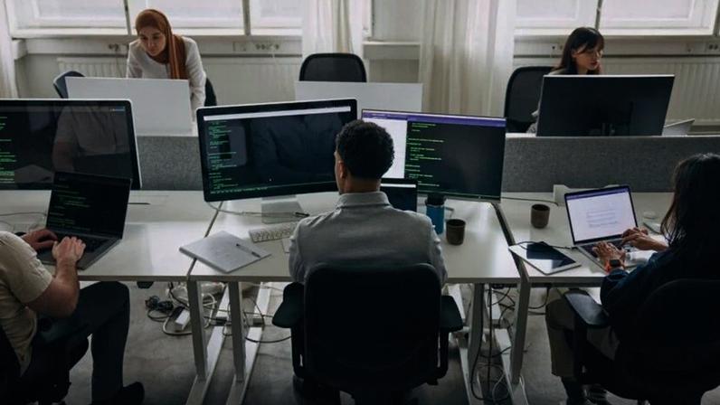 Getty Images Para 72% das empresas, a falta de conhecimento técnico de profissionais de tecnologia é um dos principais desafios no recrutamento
