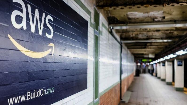 Propaganda da AWS em Nova York; AWS é o serviço de nuvem da Amazon