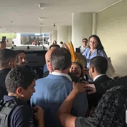 Flávio Bolsonaro é vaiado e manda beijo a manifestante que gritava "sem anistia"