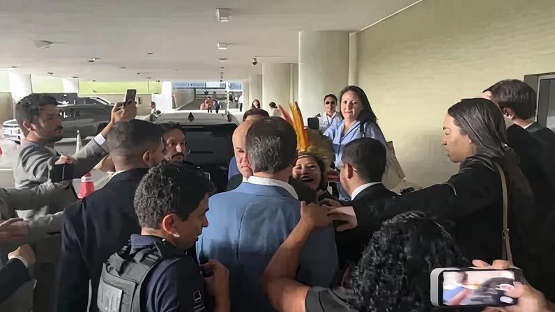 Flavio Bolsonaro é alvo de protesto na Câmara