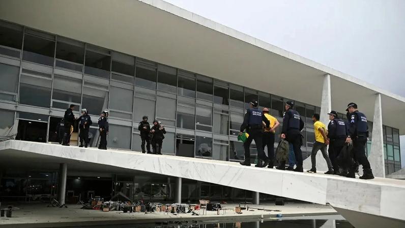 Prisões ocorrem após STF decretar o encerramento do processo. No entanto, ainda há duas pessoas foragidas. (Foto: André Borges/EFE / arquivo)