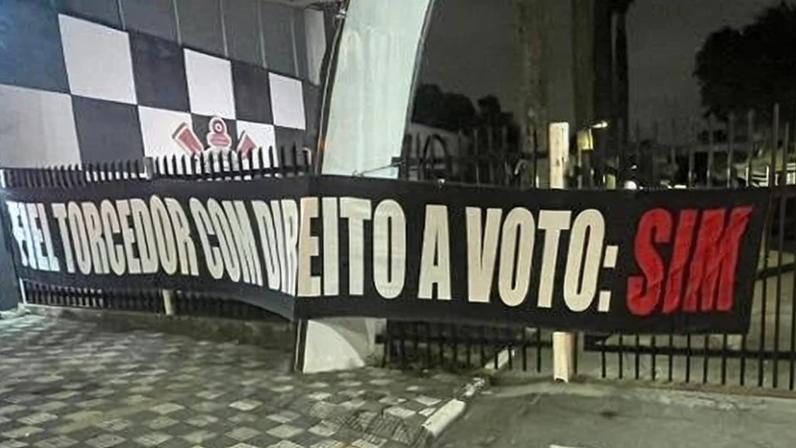 Protesto da torcida do Corinthians em frente ao Parque São Jorge antes de reunião do Conselho Deliberativo