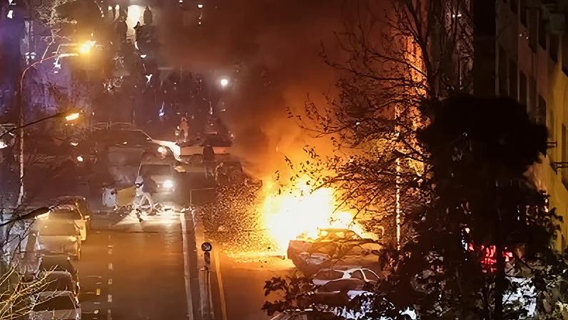 Carros queimam em meio a protestos nas ruas de Teerã, no Irã