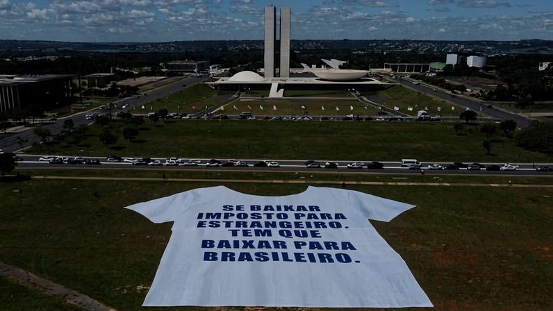 Representantes da indústria e do varejo nacional protestam contra possível fim da "taxa das blusinhas"