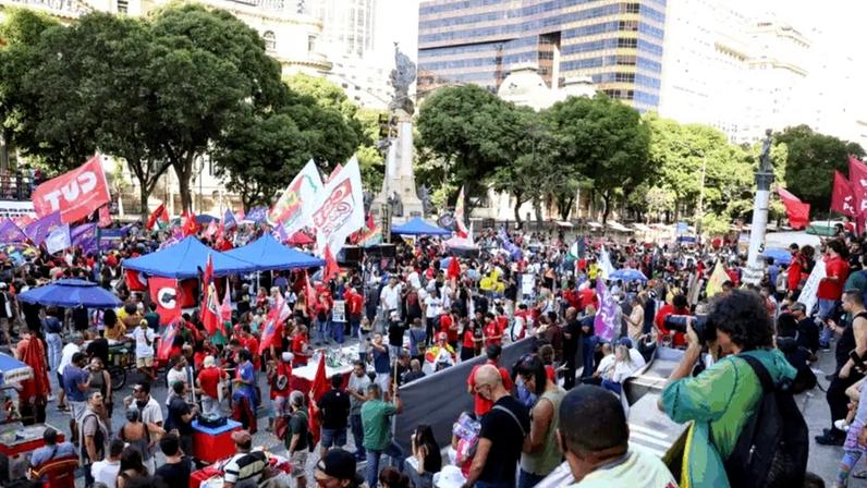 Também serão debatidas pautas como enfrentamento à pejotização e regulamentação do trabalho por aplicativo; na imagem, protestos do 1º de maio em 2025 no Rio