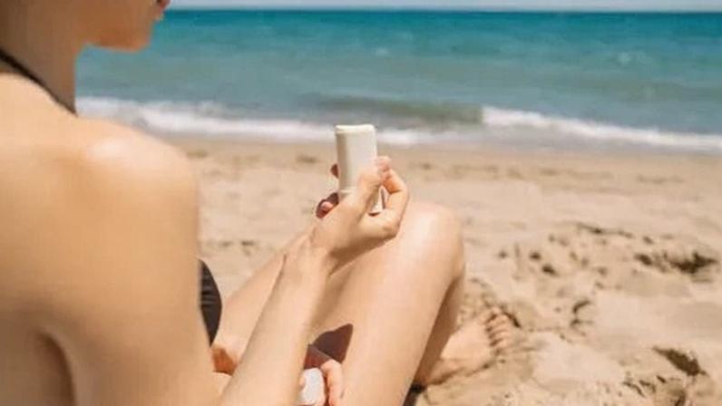 Protetores solares em bastão ganharam popularidade pela praticidade de uso