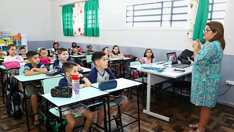Cena de sala de aula no Rio Grande do Sul, ilustrando atividades típicas do cargo de monitor de escola. Crédito: Prefeitura Municipal de Esteio RS.