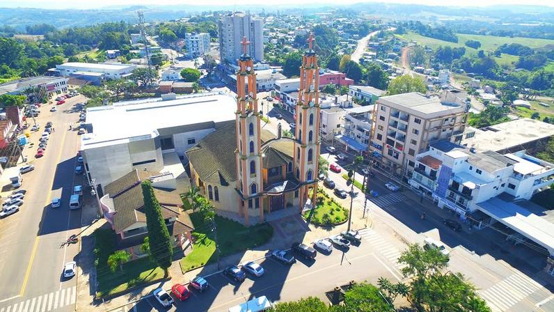 Vista aérea de Palmitinho com área urbana e entorno rural. Crédito: LA+.