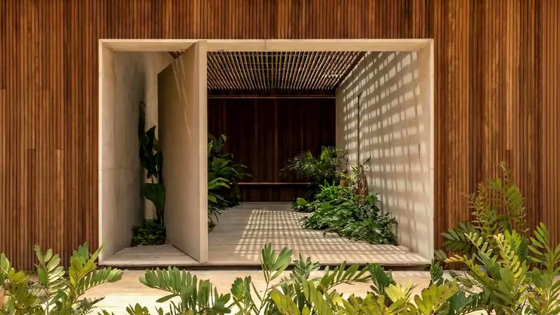 Ambiente universitário moderno, com paisagismo tropical e circulação interna de estudantes e docentes