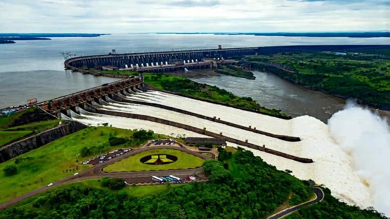 Vista panorâmica da Usina Hidrelétrica de Itaipu, símbolo de integração regional na fronteira onde está Foz do Iguaçu PR, sede da UNILA. Créditos: visitiguassu.com.
