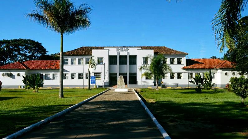 Fachada do campus Florestal da Universidade Federal de Viçosa, com áreas verdes e edifícios acadêmicos ao fundo