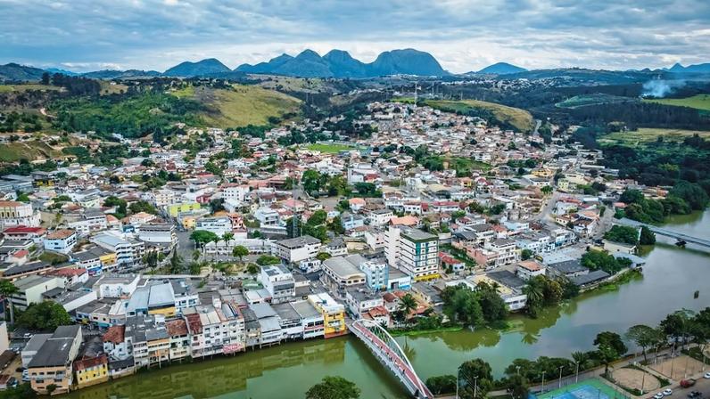 Vista aérea de Nova Venécia ES, com morros ao fundo e área rural