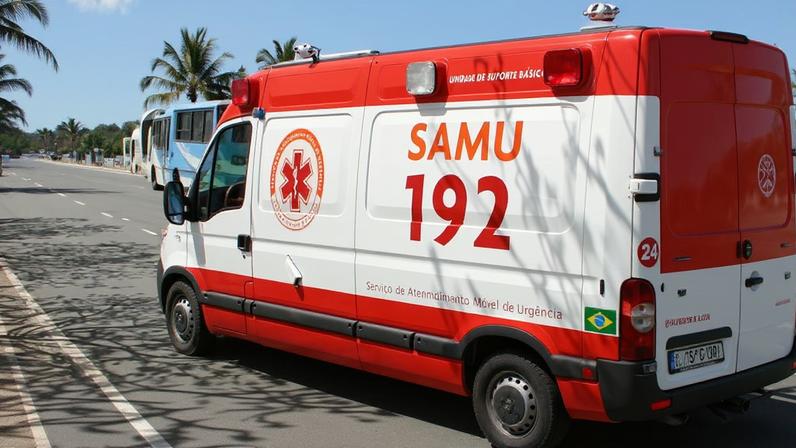 Ambulância do SAMU 192 em operação em via urbana