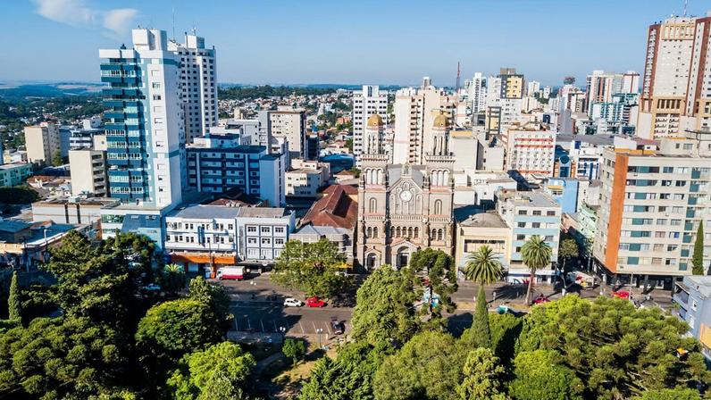 Vista aérea de Passo Fundo RS em dia ensolarado. Créditos: Expedia.