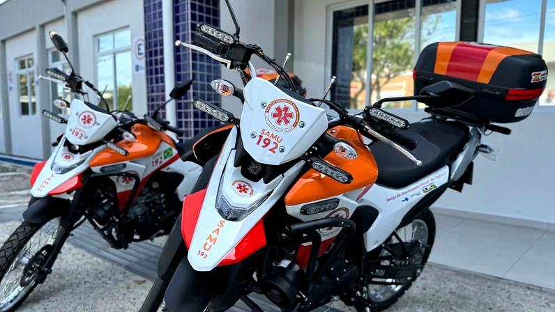 Motos do SAMU 192 em ambiente urbano, ilustrando o atendimento pré-hospitalar em SC