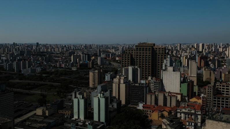 Skyline da área central de Santo André, com prédios e áreas verdes.