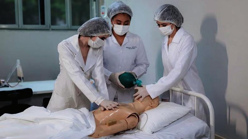 Profissionais de enfermagem em atividade em ambiente clínico moderno. Crédito: Cofen.
