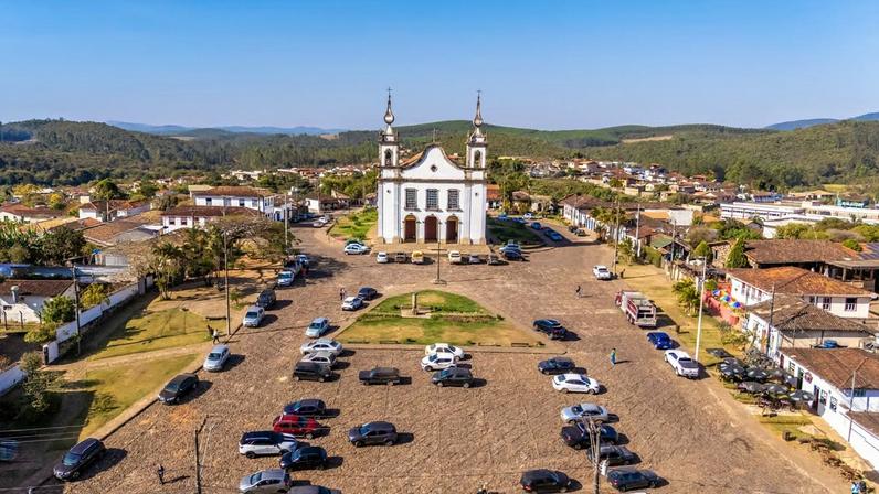 Vista panorâmica de Catas Altas, com igreja histórica em primeiro plano e a Serra do Caraça ao fundo