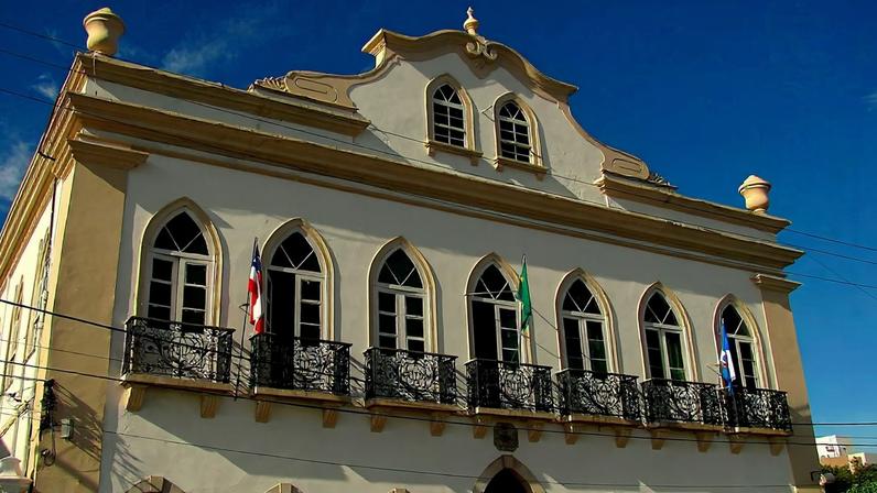 Fachada de câmara municipal no Sul do Brasil, com bandeiras hasteadas (imagem ilustrativa)