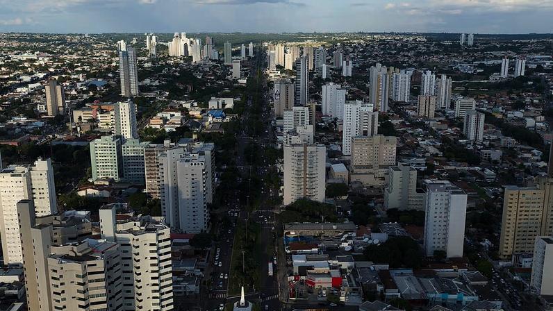 Praça com arco ornamentado e árvores no centro urbano de Pérola PR. Crédito: Viaje Paraná.