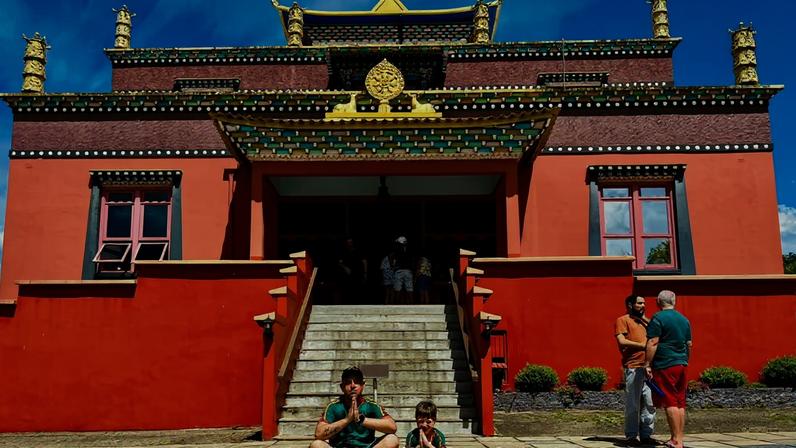 Vista de Três Coroas RS com o Templo Budista Khadro Ling ao fundo
