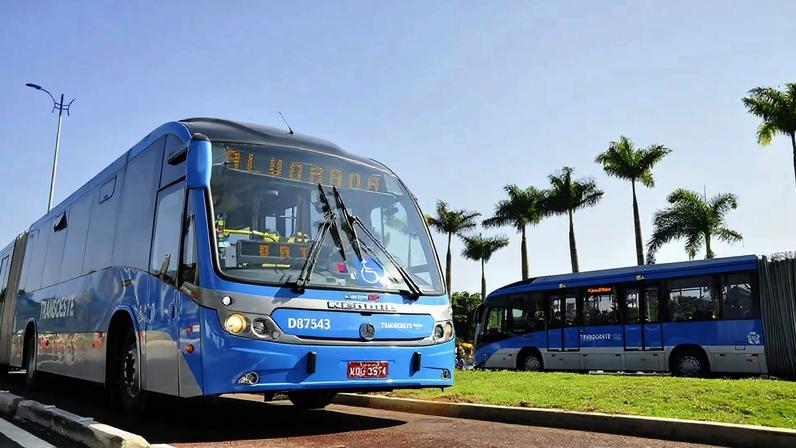 Ônibus do BRT em corredor exclusivo no Rio de Janeiro