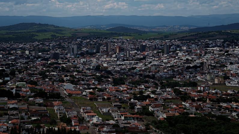 Vista aérea de Passos MG, evidenciando áreas residenciais e a malha urbana.