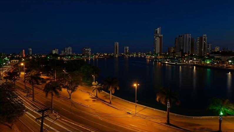 Vista urbana de Campina Grande, Paraíba, ao entardecer.