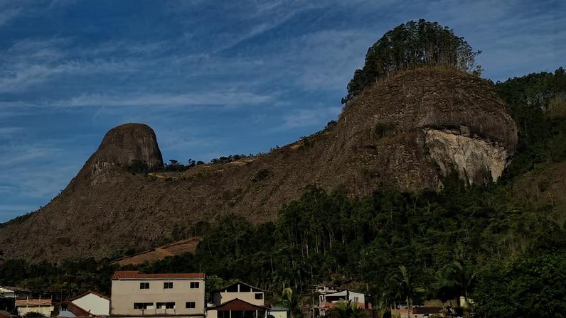 Vista panorâmica de Vargem Alta, com morros verdes ao fundo