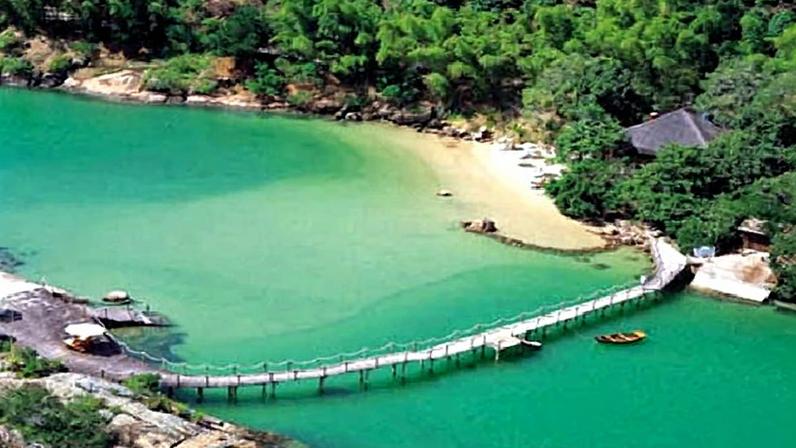 Vista aérea do litoral de Governador Celso Ramos, com mar azul e faixas de areia clara