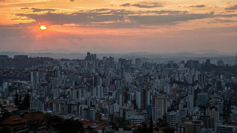 Centro histórico de cidade do interior de Minas Gerais, com casario colonial e igreja ao fundo, em dia claro.