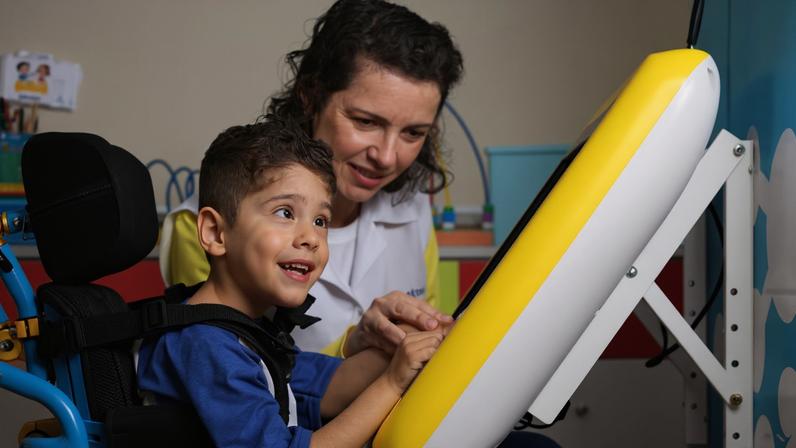 Atendimento educacional inclusivo com apoio pedagógico e recursos de tecnologia assistiva. Foto: Playmove.